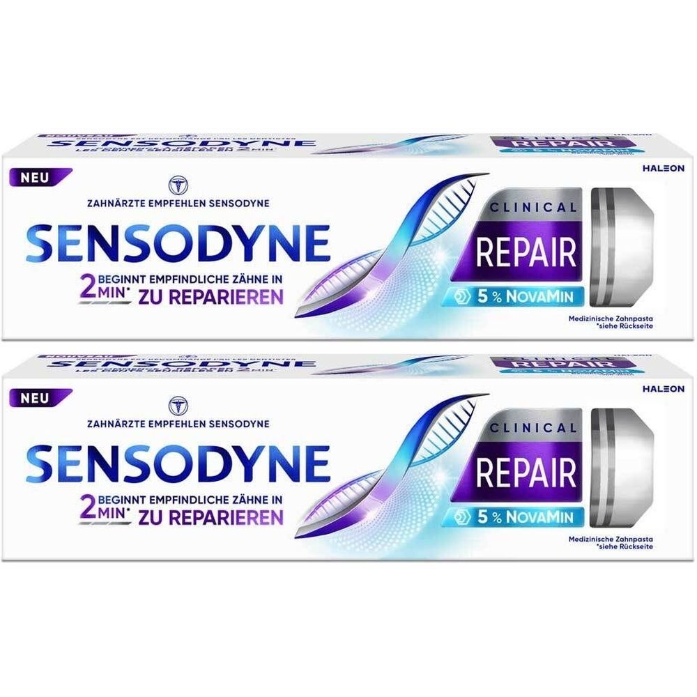 Zwei Tuben Zahnpasta Sensodyne Clinical REPAIR. Weiße Verpackung mit blau-violetten Akzenten. Text: REPAIR, 5% NovaMin.