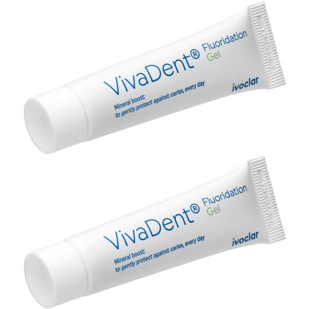 Zwei Tuben VivaDent® Fluoridierungsgel. Weiße Tuben mit blauer Schrift. Aufschrift: Mineral-Boost, zum Schutz vor Karies.