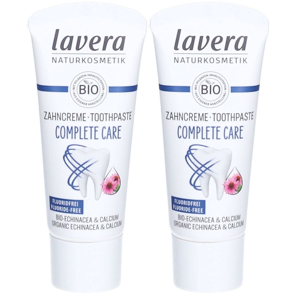Zwei Tuben Zahnpasta. Aufschrift: lavera Naturkosmetik, BIO, Zahncreme Complete Care, Fluoridfrei. Abbildung eines Zahns und Blüte.