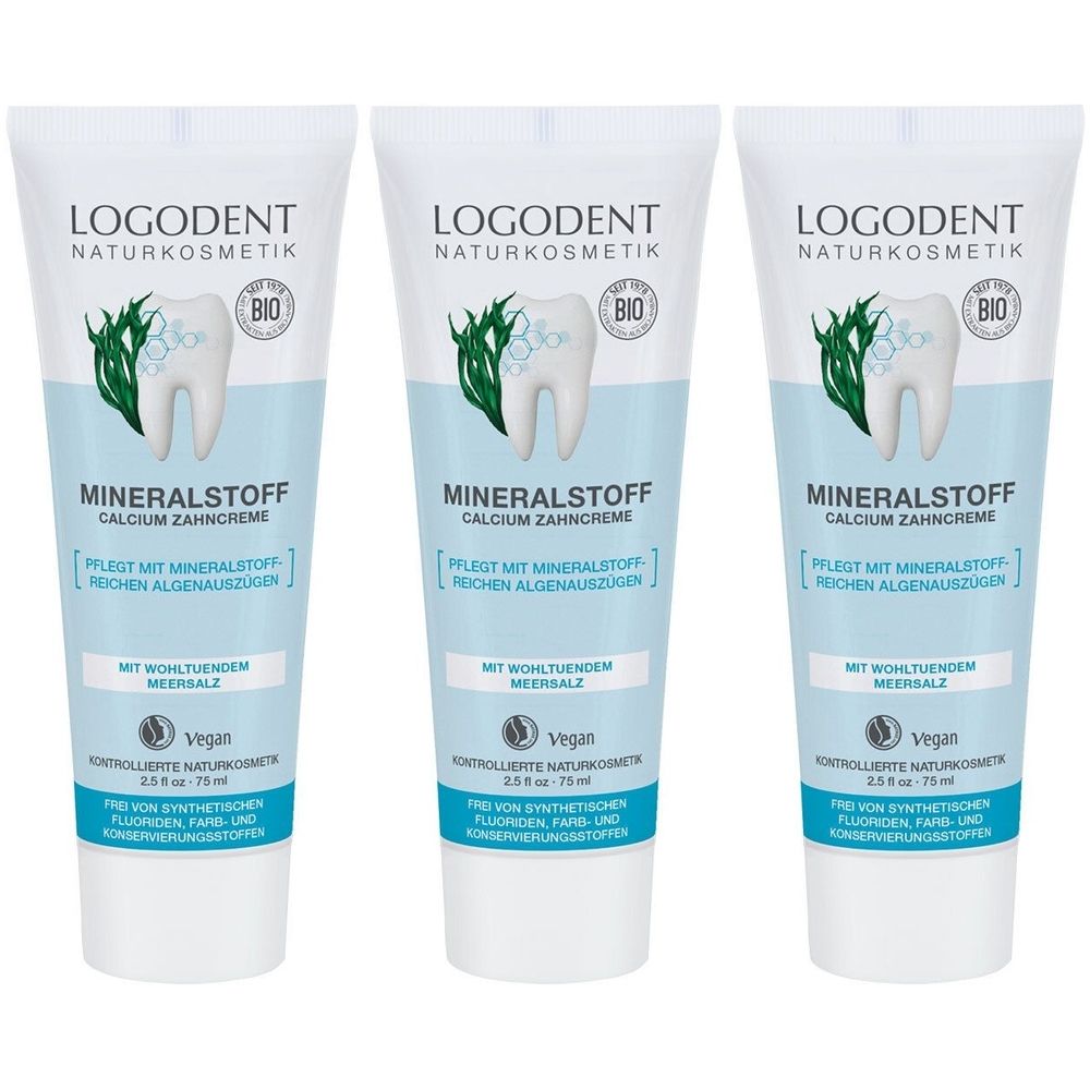Drei Tuben Zahnpasta. Weiß-blaue Verpackung mit Logo, Zahn- und Algen-Illustration. Text: Mineralstoff Calcium Zahncreme, Vegan.