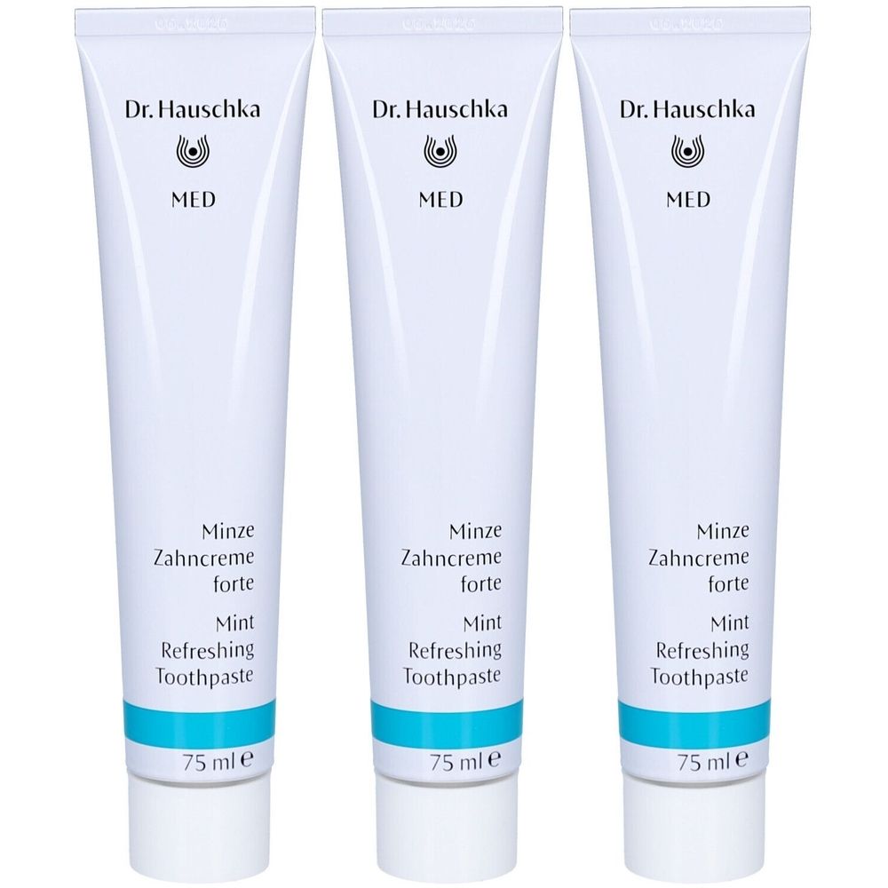Drei Tuben Zahnpasta. Weiß, mit blauer und türkiser Schrift. Aufschrift: Dr. Hauschka MED, Minze Zahncreme forte, Mint Refreshing Toothpaste, 75 ml.