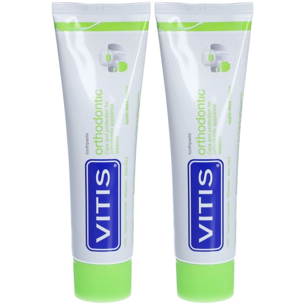 Zwei Tuben VITIS® orthodontic Zahnpasta. Weiße Tuben mit grünen Verschlüssen und blauen Logos. Aufschrift: orthodontic.