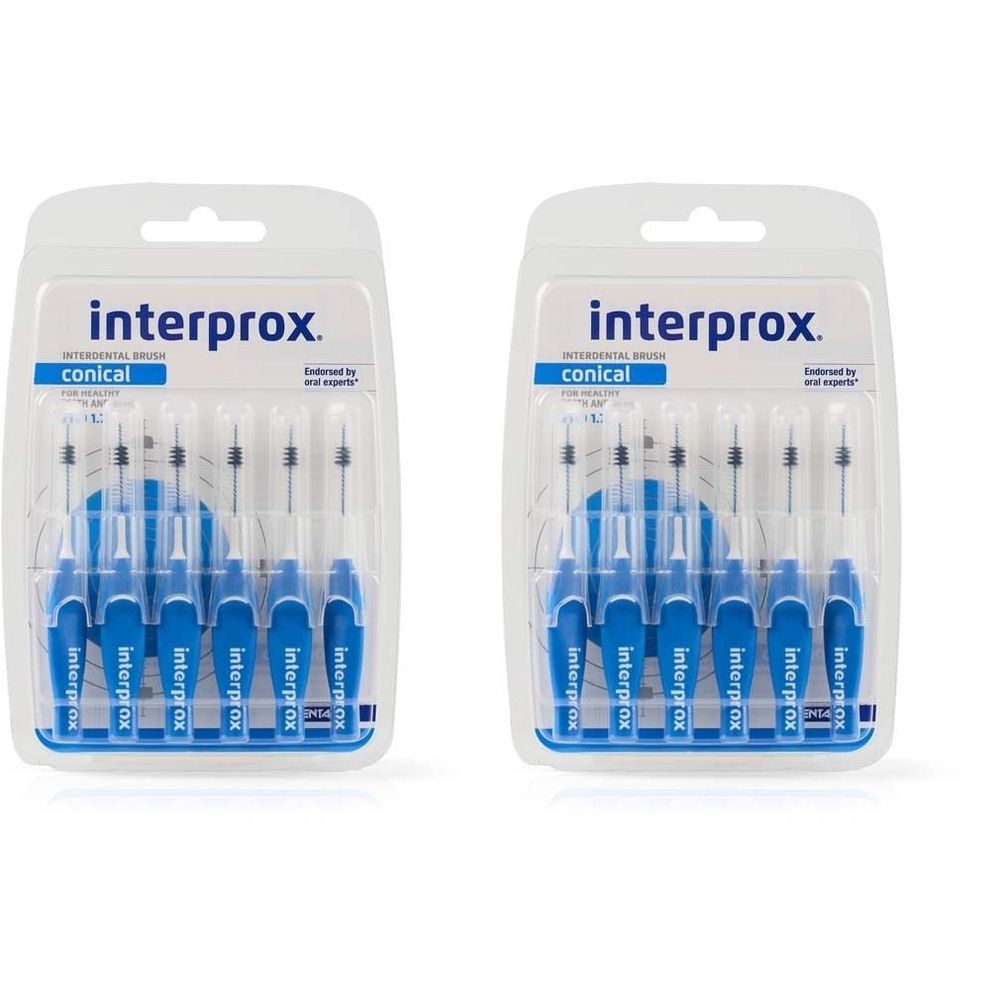 Zwei Blisterpackungen mit blauen Interdentalbürsten. Jede Packung enthält mehrere Bürsten mit blauem Griff und der Aufschrift "interprox".