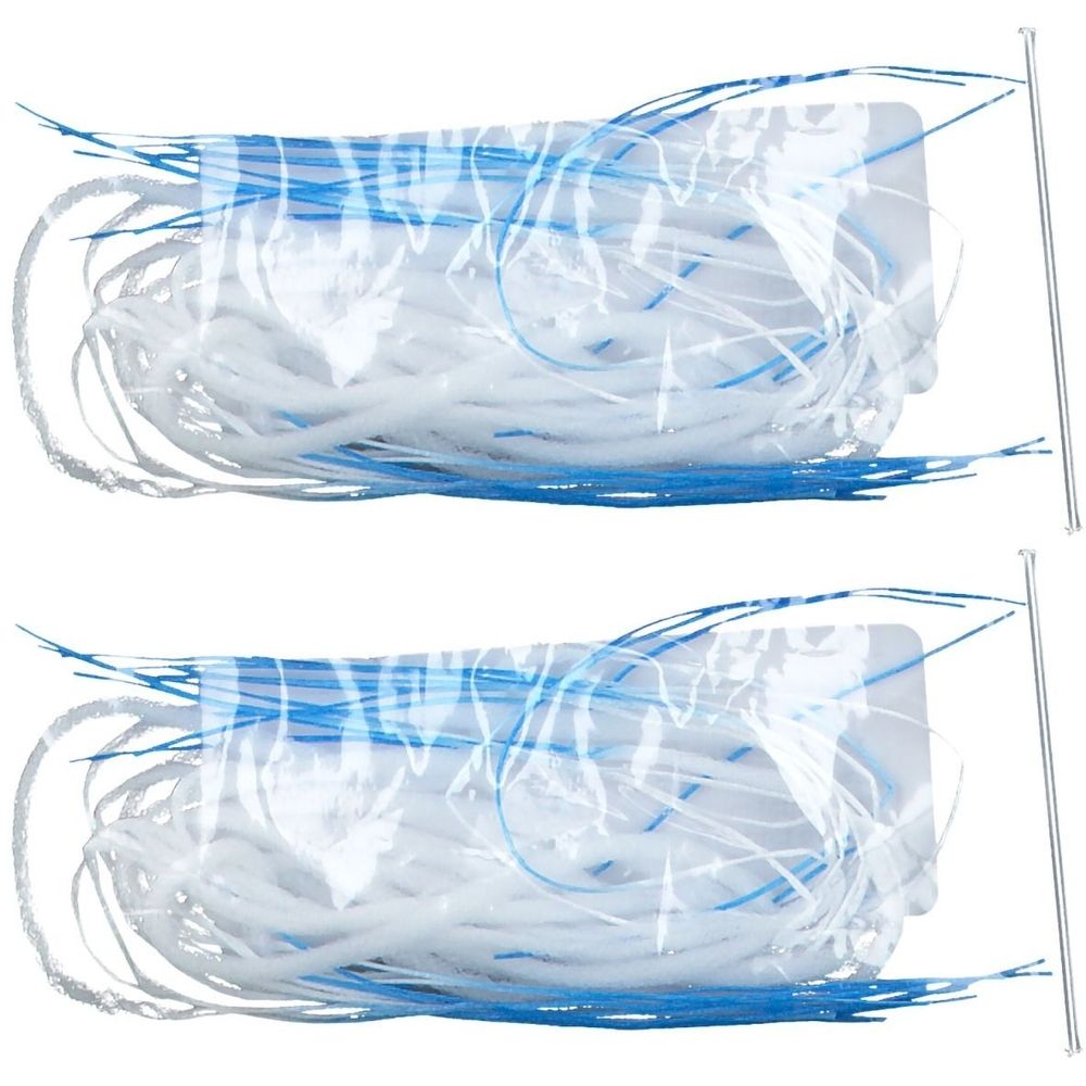Zwei Packungen mit weiß-blauen Zahnseidefäden in transparenten Beuteln. Metallapplikatoren sind sichtbar.