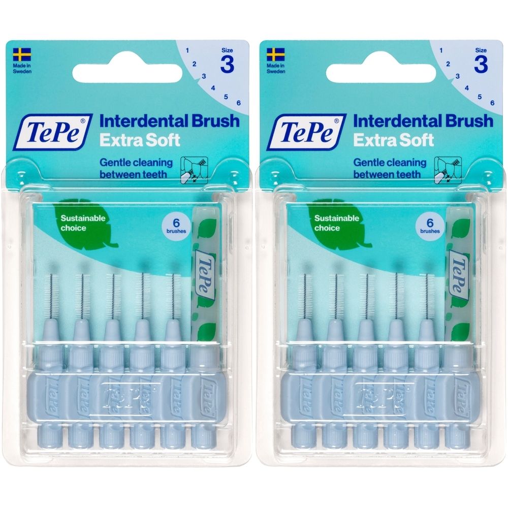 Zwei Packungen Interdentalbürsten. Hellblaue Griffe, Metallborsten. Verpackung mit Produktnamen und Anzahl.