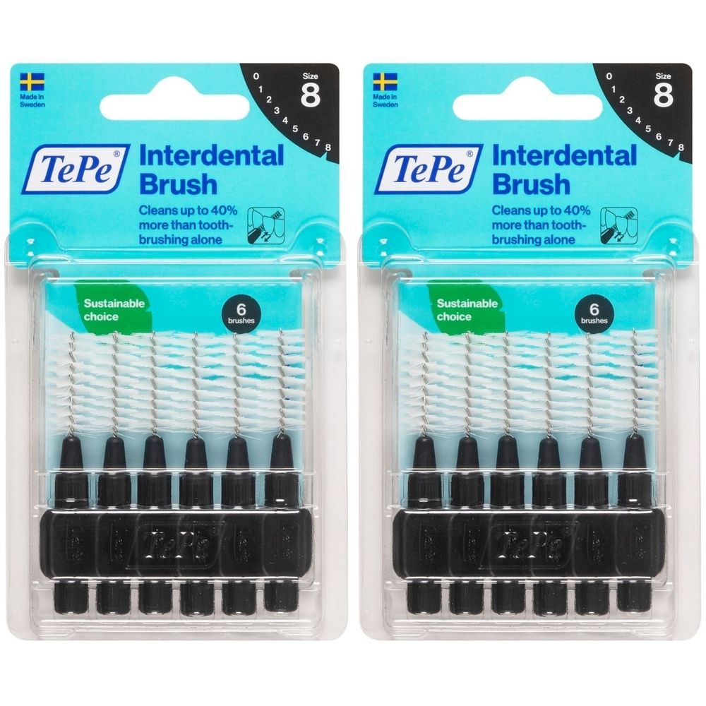 Zwei Packungen Interdentalbürsten. Schwarze Griffe, weiße Borsten. Verpackung mit Produktnamen und Größenangabe.