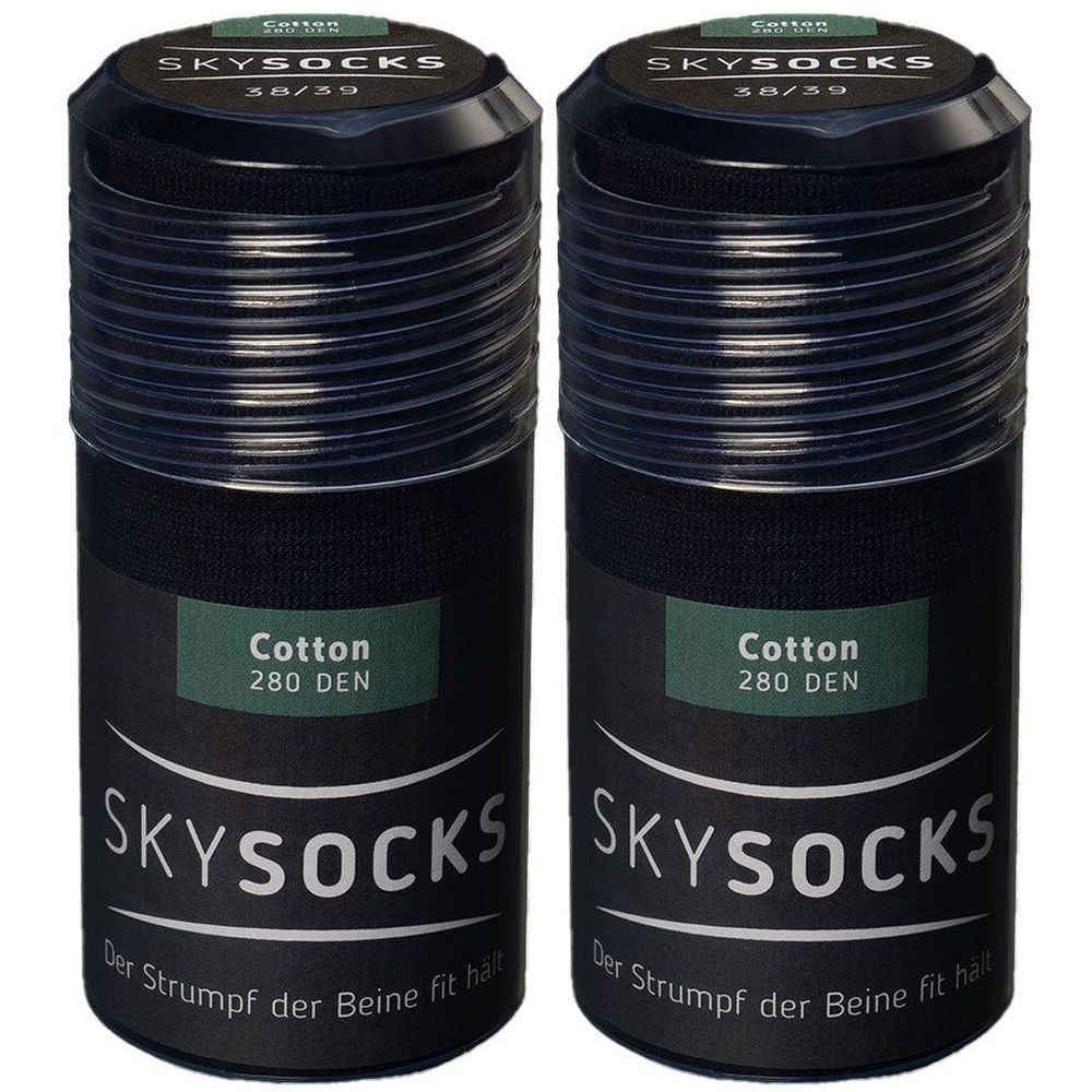 Zwei schwarze Strümpfe in zylindrischen Verpackungen. Auf den Etiketten steht "SKYSOCKS", "Cotton 280 DEN".