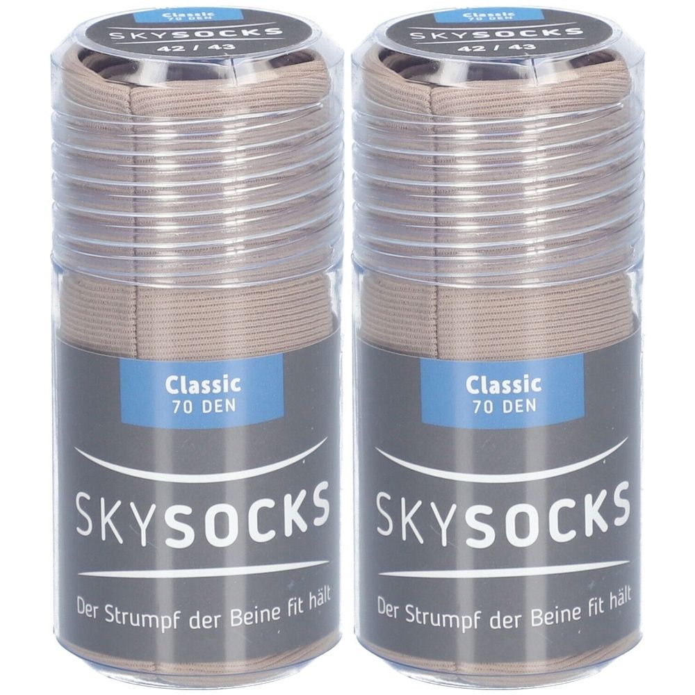 Zwei Strümpfe in zylindrischen, transparenten Behältern. Auf den Etiketten steht "SKYSOCKS Classic 70 DEN". Die Strümpfe sind beige.