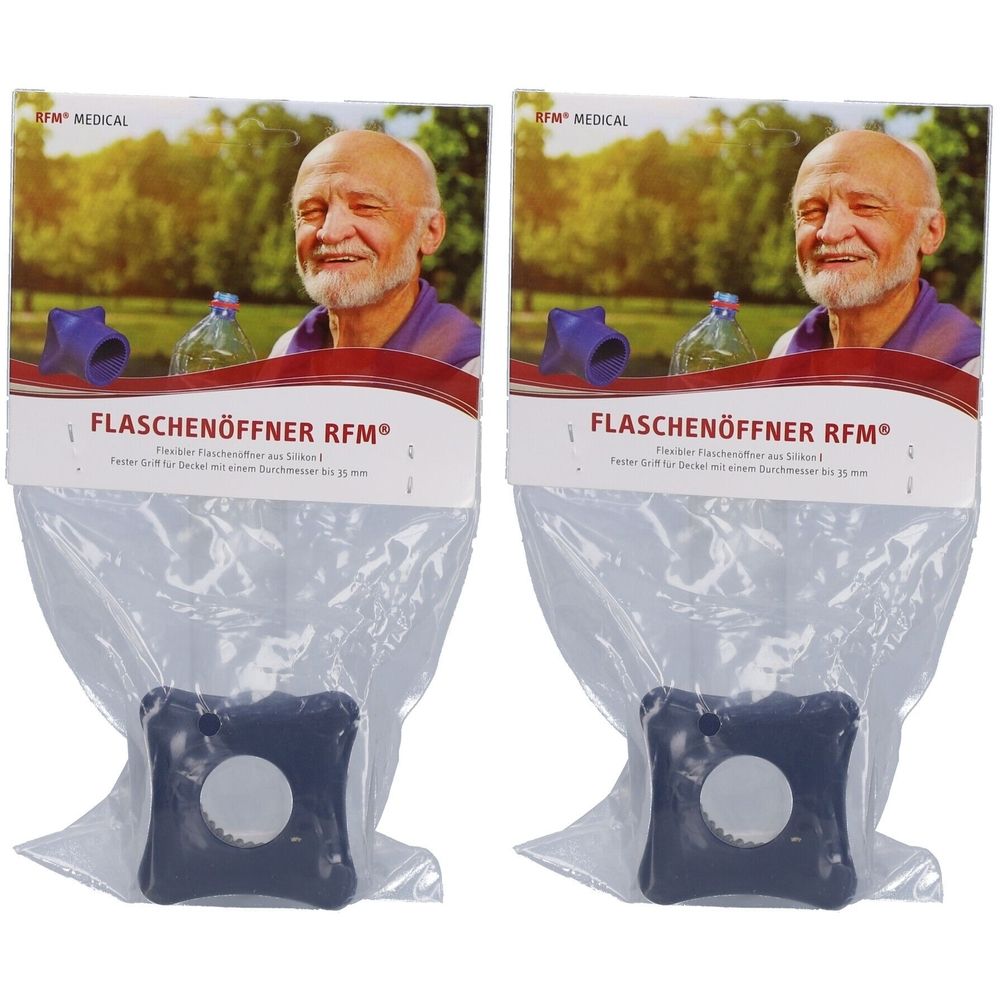 Zwei Flaschenöffner RFM® in Verpackung. Dunkelblauer quadratischer Öffner mit rundem Loch. Verpackung mit älterem Mann im Hintergrund.