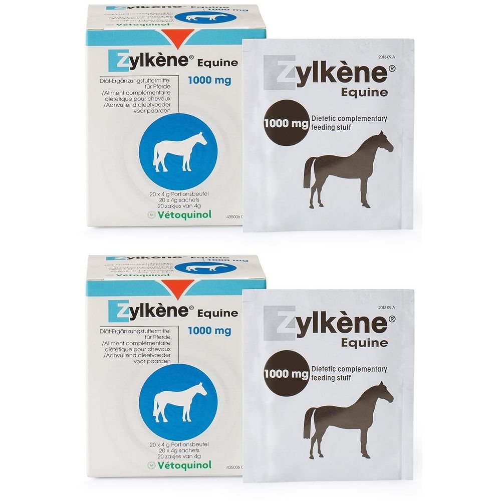 Zwei Schachteln und zwei Beutel Zylkène Equine. Aufdrucke: 1000 mg, Pferdesilhouette, Vetoquinol. Beutel mit Text: Dietetic complementary feeding stuff.