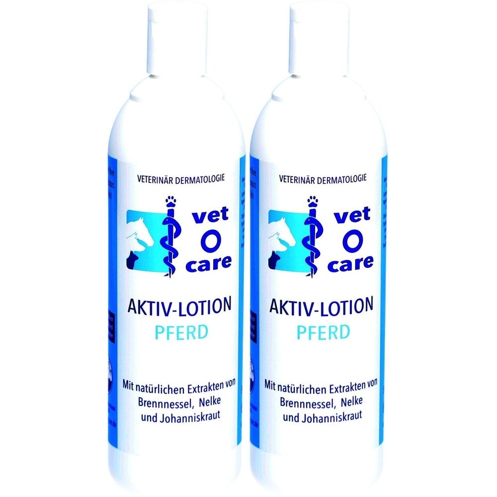 Zwei weiße Flaschen mit blauen Etiketten. Aufschrift: vet o care AKTIV-LOTION PFERD. Mit natürlichen Extrakten.