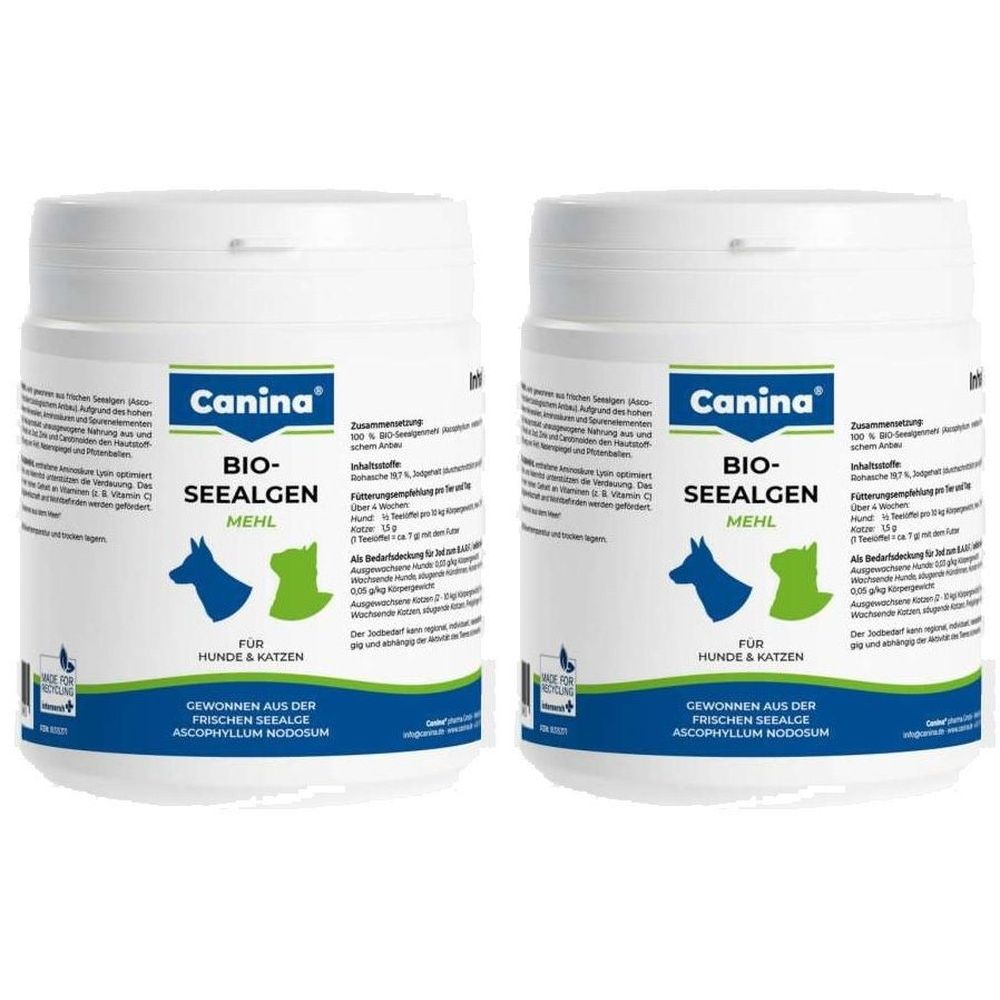 Zwei weiße Dosen mit blau-grüner Beschriftung. Aufschrift: Canina Bio-Seealgenmehl für Hunde und Katzen. Mit Logo.