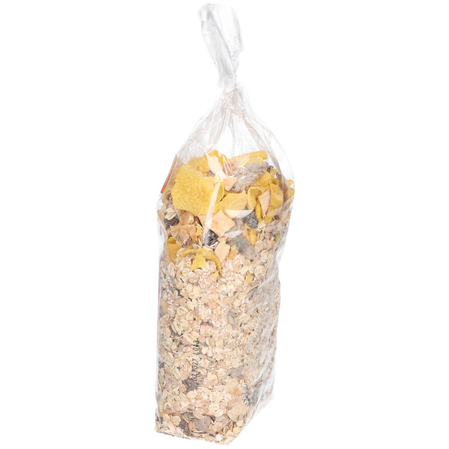 Seitenansicht einer transparenten Tüte mit Müsli. Verschiedene Getreide- und Fruchtstücke sichtbar. Keine Etiketten.