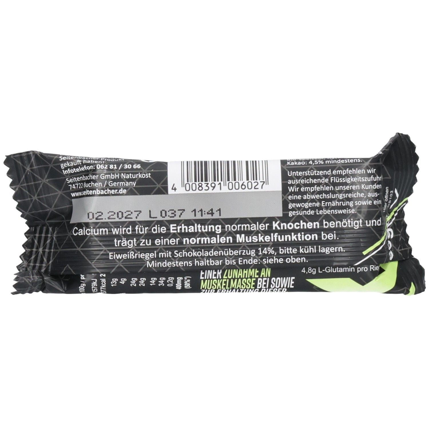 Rückseite der Seitenbacher High Protein Riegel Verpackung. Schwarzer Hintergrund mit Text und Barcode. Haltbarkeitsdatum: 02.2027.