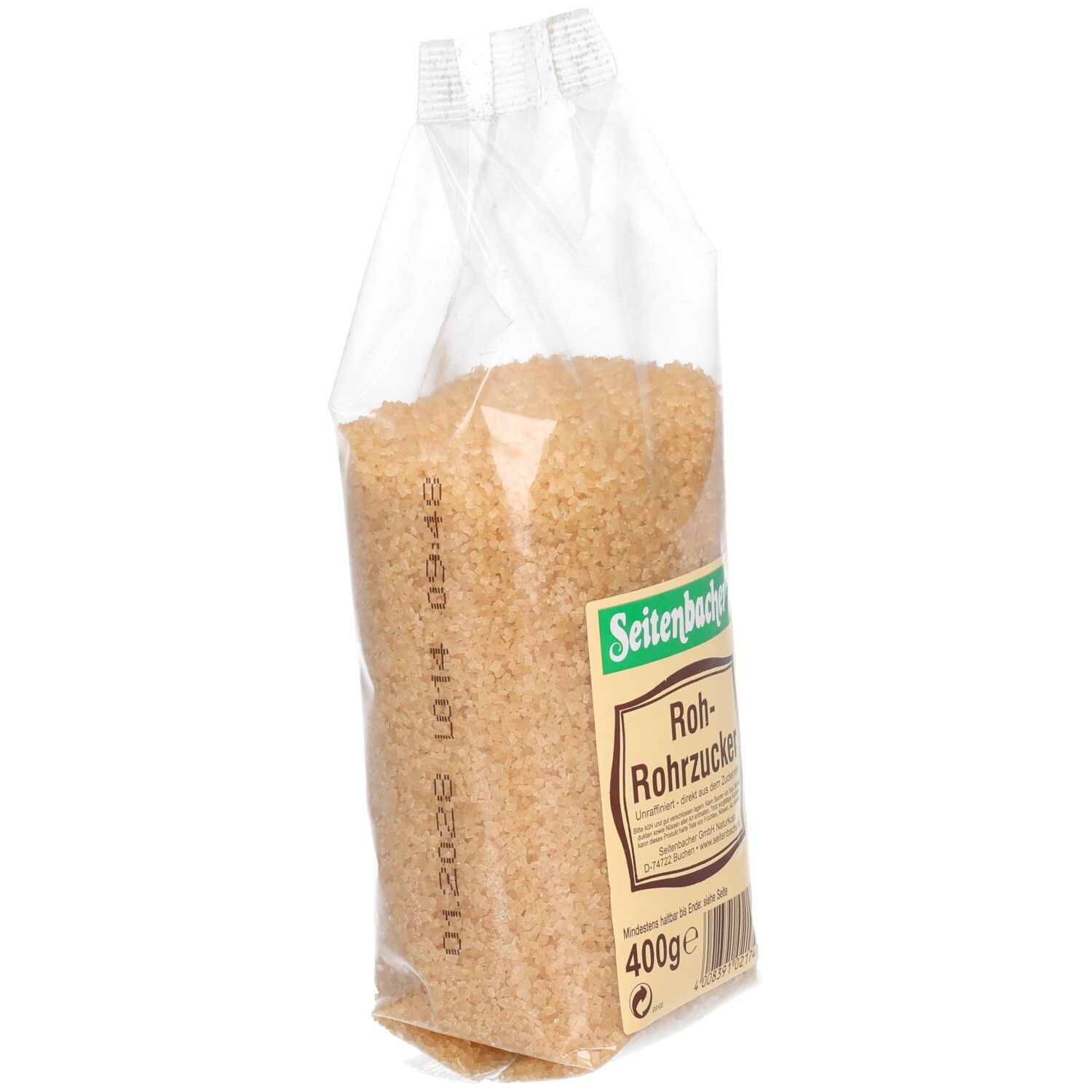 Brauner Rohrzucker in transparenter Verpackung. Seitenbacher-Etikett sichtbar. Haltbarkeitsdatum auf der Verpackung.