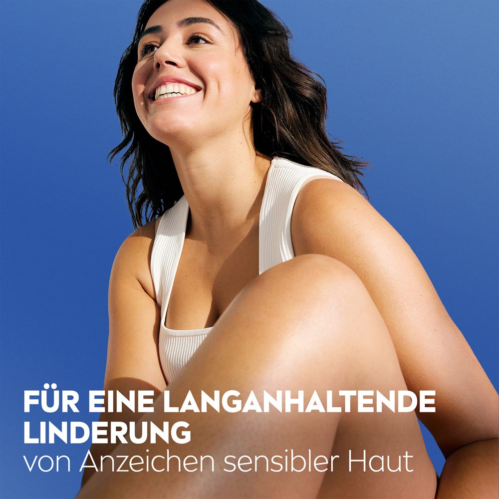 Frau lächelt. Text: Für eine langanhaltende Linderung von Anzeichen sensibler Haut.