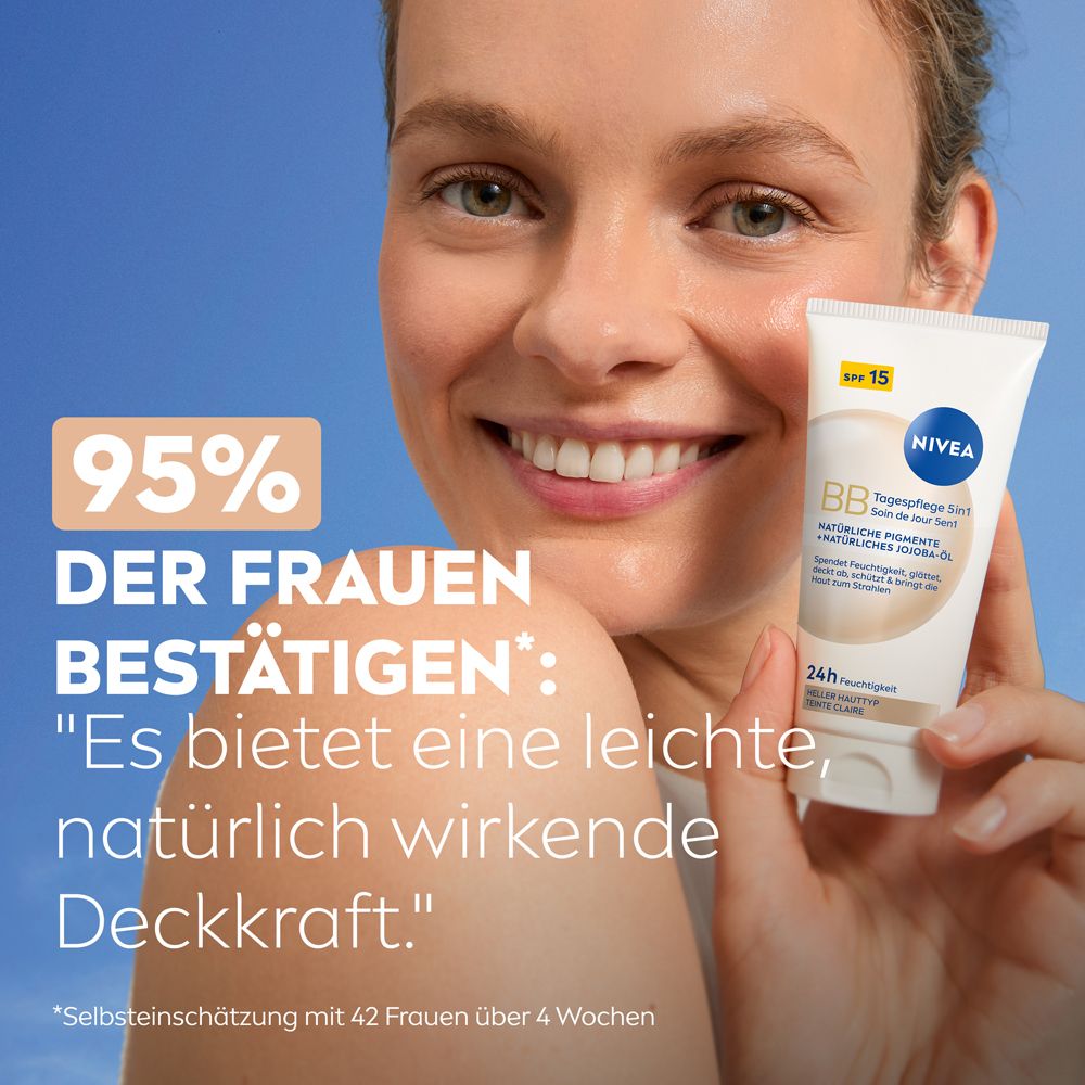 Frau hält NIVEA BB Tagespflege 5in1. Text: 95% der Frauen bestätigen: leichte, natürlich wirkende Deckkraft.