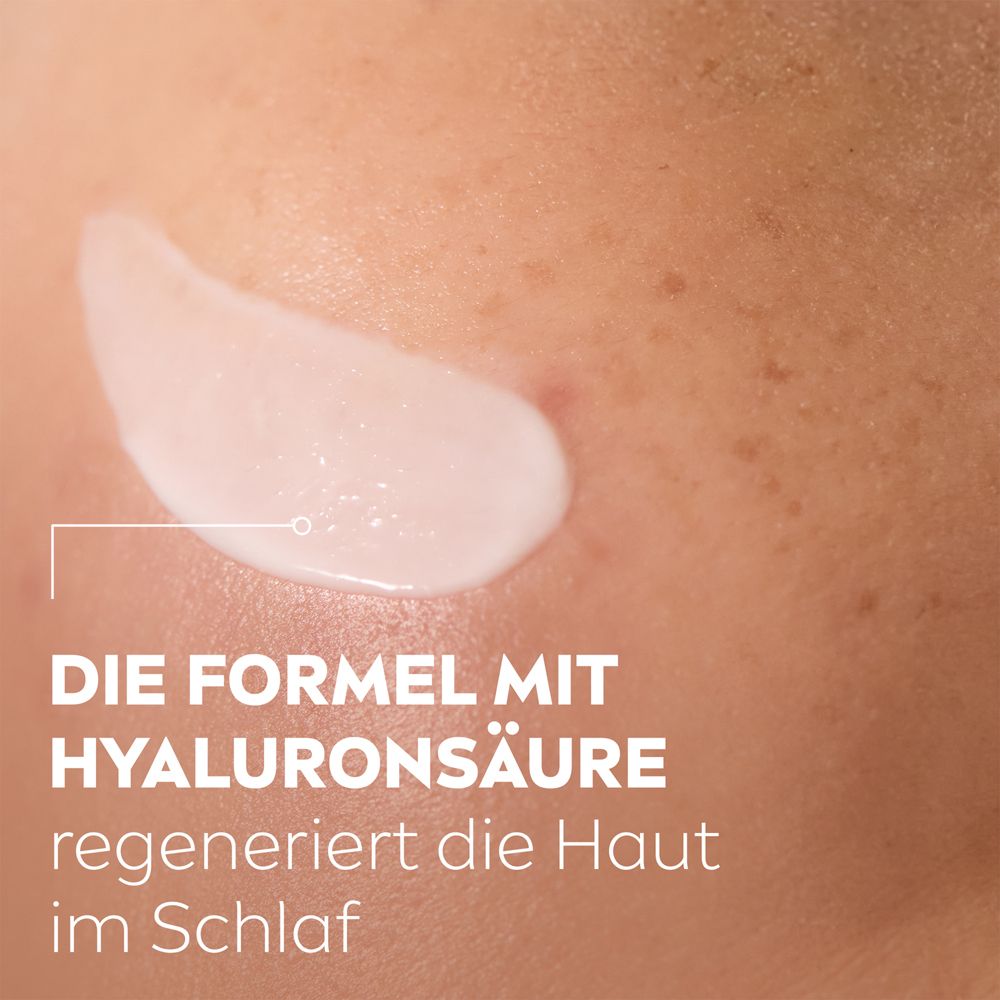 Nahaufnahme einer Hautpartie mit einem Klecks NIVEA LUMINOUS630® Nachtpflege. Text: Die Formel mit Hyaluronsäure regeneriert die Haut im Schlaf.