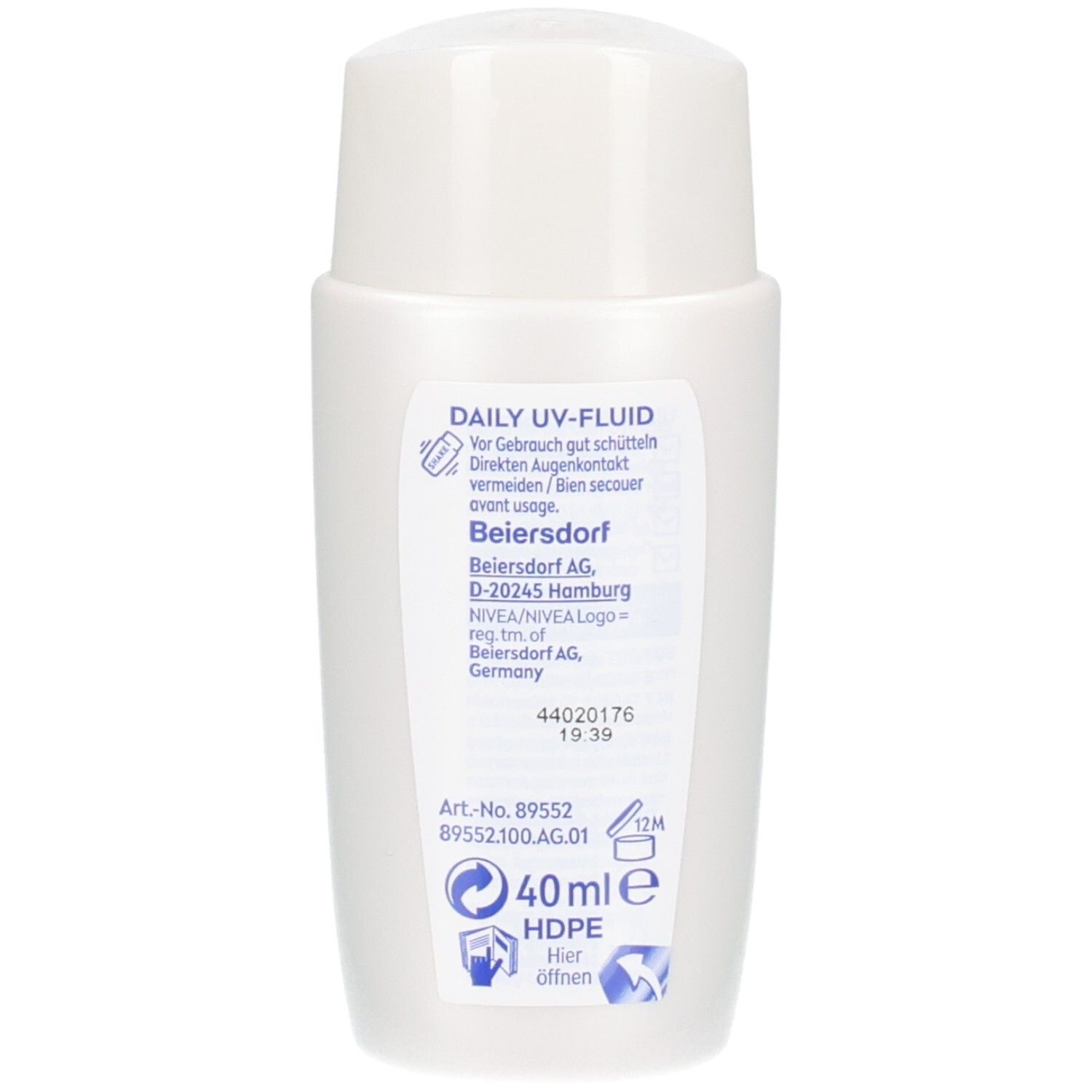 Rückseite der weißen Flasche. Text: DAILY UV-FLUID, Beiersdorf, 40ml, HDPE. Hinweise zur Anwendung und Herstellerinformationen.