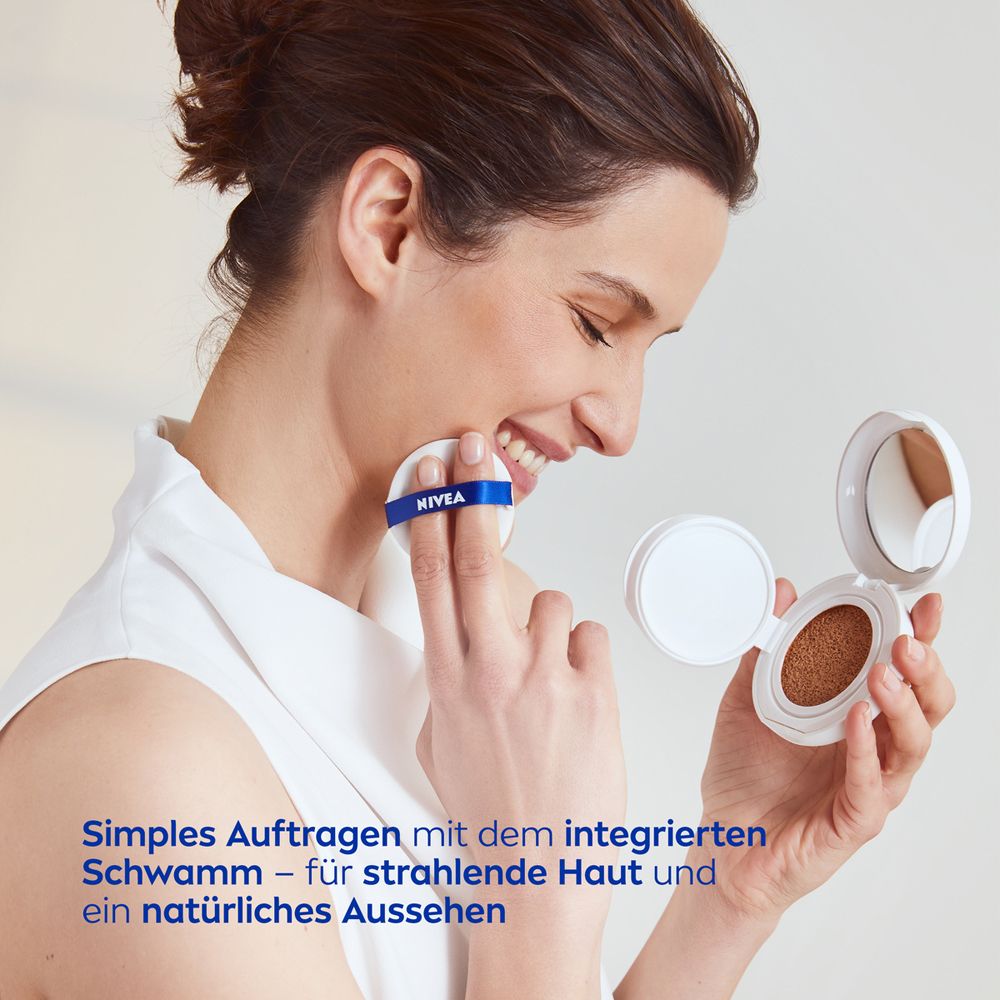 Frau trägt NIVEA CELLULAR Expert Finish 3in1 Pflege Cushion mit einem Pad auf.