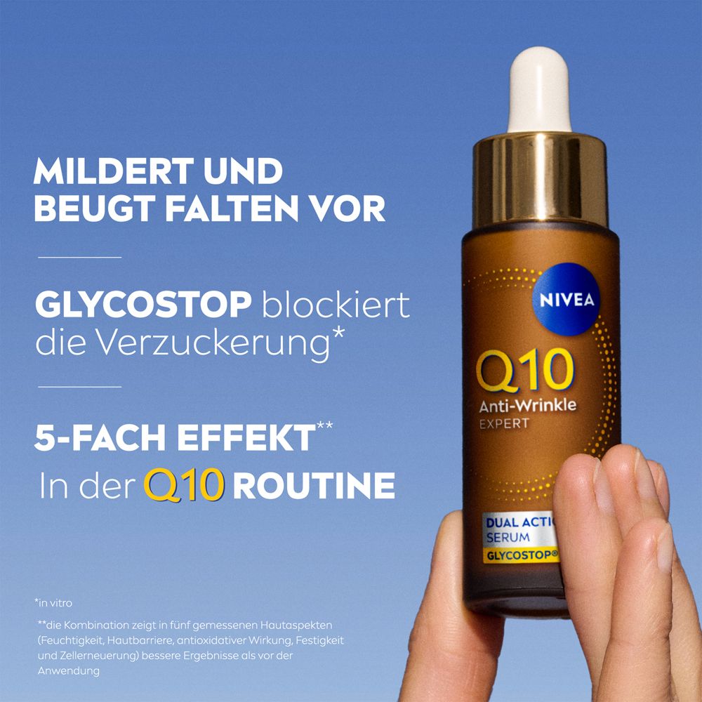 Hand hält NIVEA Q10 Anti-Wrinkle Expert Serum Flasche vor blauem Himmel.