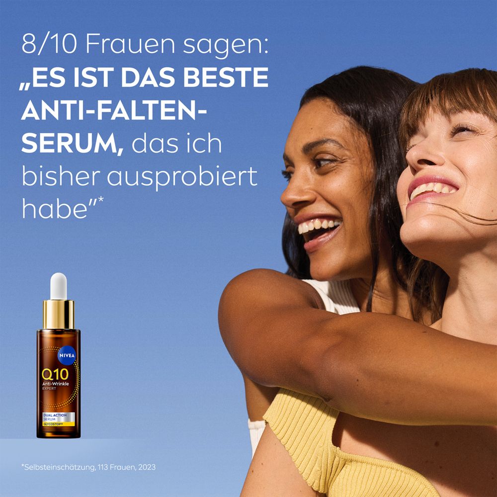 Zwei lachende Frauen mit NIVEA Q10 Anti-Wrinkle Expert Serum Flasche.