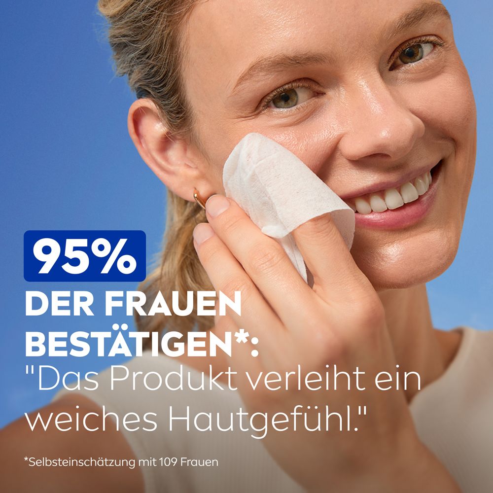 Frau wischt sich das Gesicht mit einem Reinigungstuch ab. Text: 95% bestätigen ein weiches Hautgefühl.