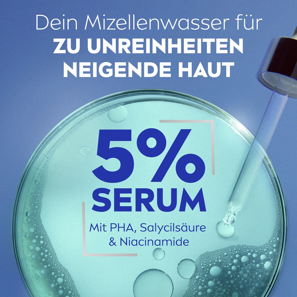 Nahaufnahme: Pipette gibt Serum in eine Petrischale mit Mizellenwasser. Text: 5% SERUM mit PHA, Salicylsäure & Niacinamid.