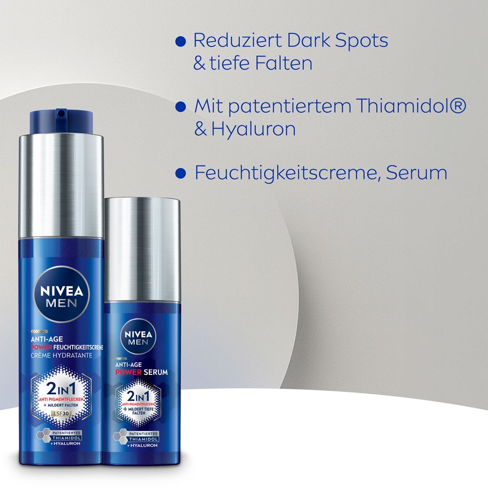 Zwei blaue Flaschen NIVEA MEN Anti-Age. Serum und Feuchtigkeitspflege. Text: Reduziert dunkle Flecken & tiefe Falten.