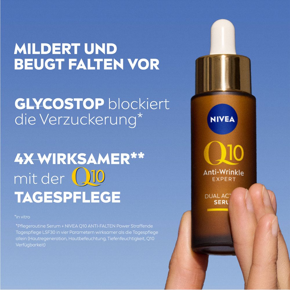 Serumflasche in Hand. Text: Q10 Anti-Wrinkle Expert, Dual Action Serum. Hintergrund: blau.