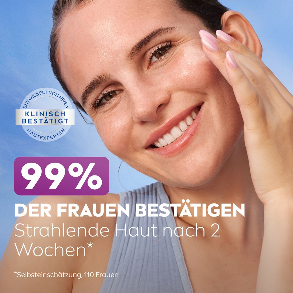 Frau berührt ihr Gesicht. 99% bestätigen strahlende Haut nach 2 Wochen. Produkt von NIVEA.