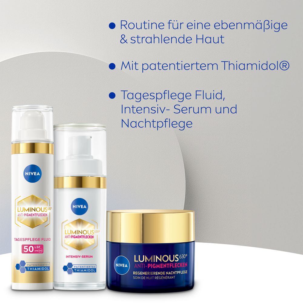 Drei NIVEA LUMINOUS630® Produkte: Tagespflege Fluid, Intensiv-Serum und Nachtpflege. Blaue und weiße Flaschen und Tiegel.