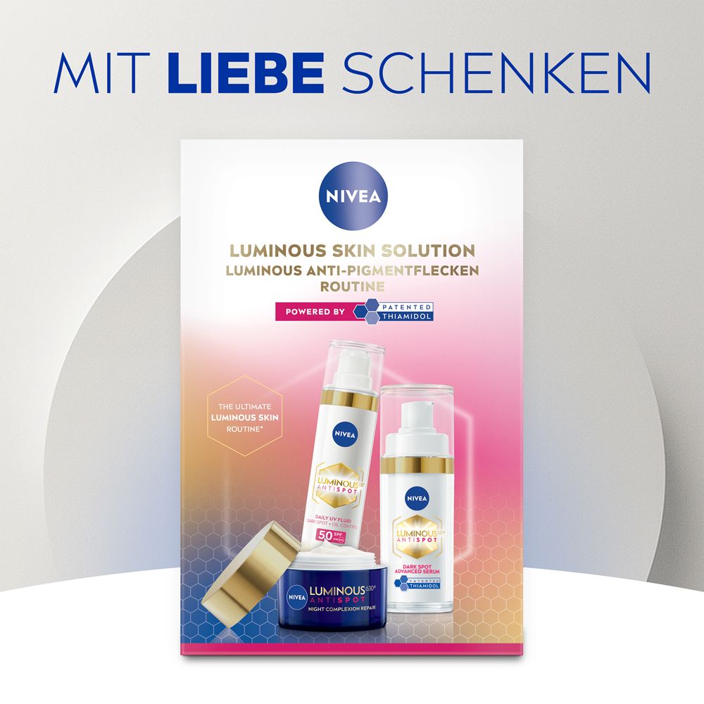 Werbekarte mit NIVEA LUMINOUS630® Produkten. Enthält Tagespflege, Serum und Nachtpflege. Weißer Hintergrund.