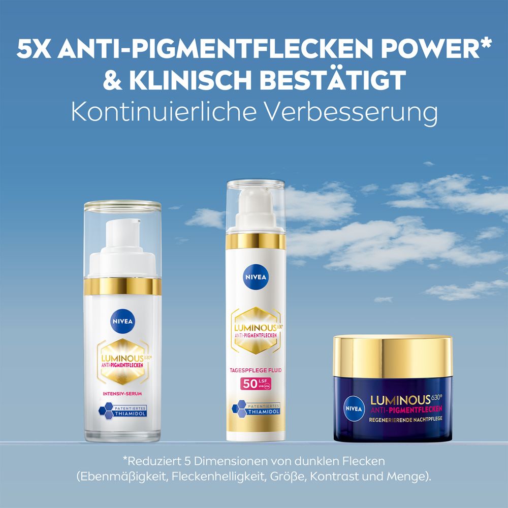Drei NIVEA LUMINOUS630® Produkte: Intensiv-Serum, Tagespflege Fluid, Nachtpflege. Auf blauem Hintergrund.