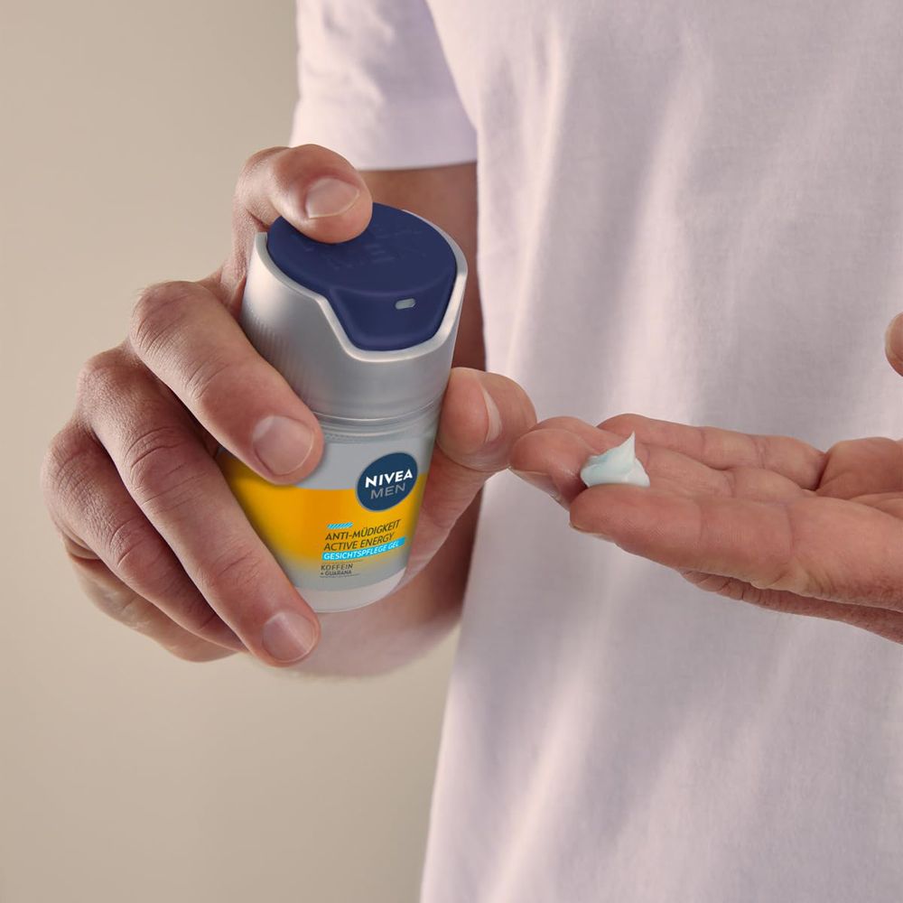Mann trägt NIVEA MEN Active Energy Gesichtspflege Gel auf.