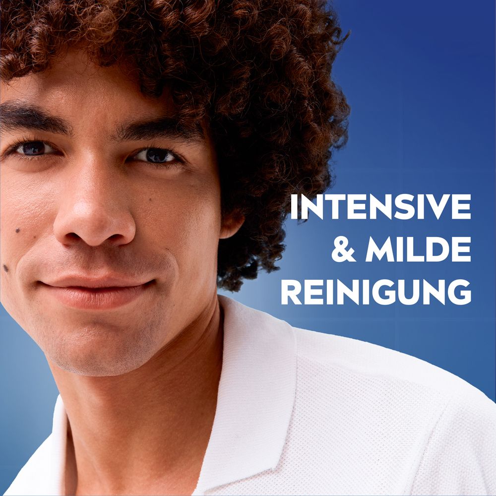 Porträt eines Mannes. Text: Intensive & milde Reinigung. Hintergrund blau. Mann trägt weißes Hemd.