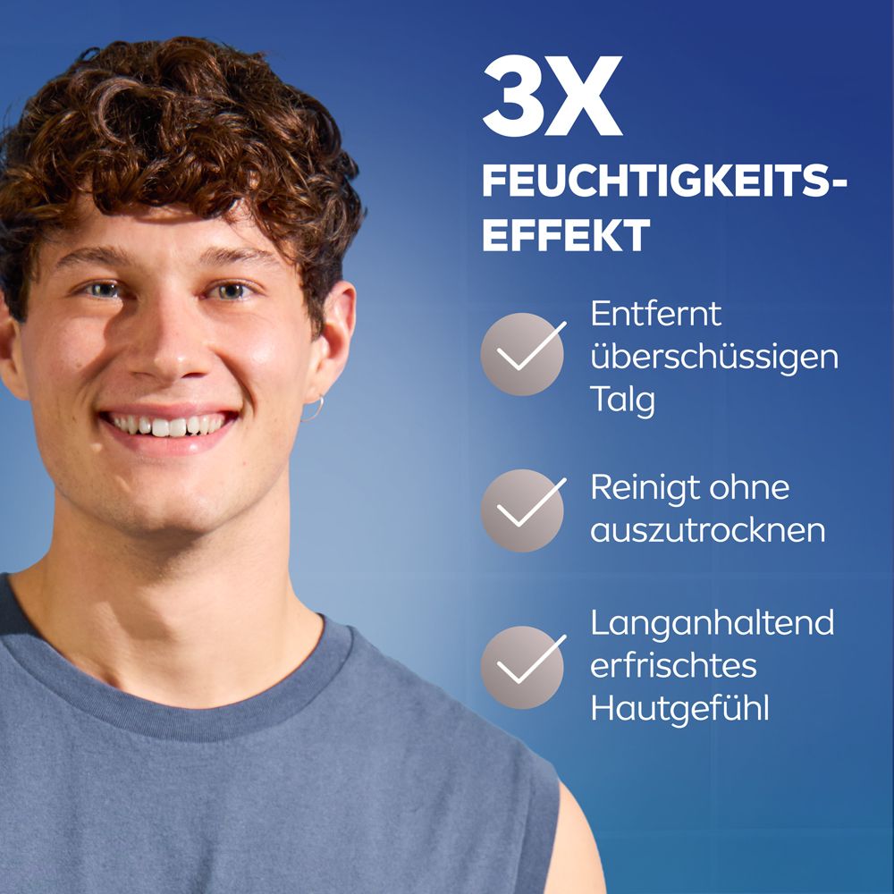 Junger Mann mit Gesicht. Text: 3x Feuchtigkeitseffekt. Entfernt Talg, reinigt, erfrischt die Haut.
