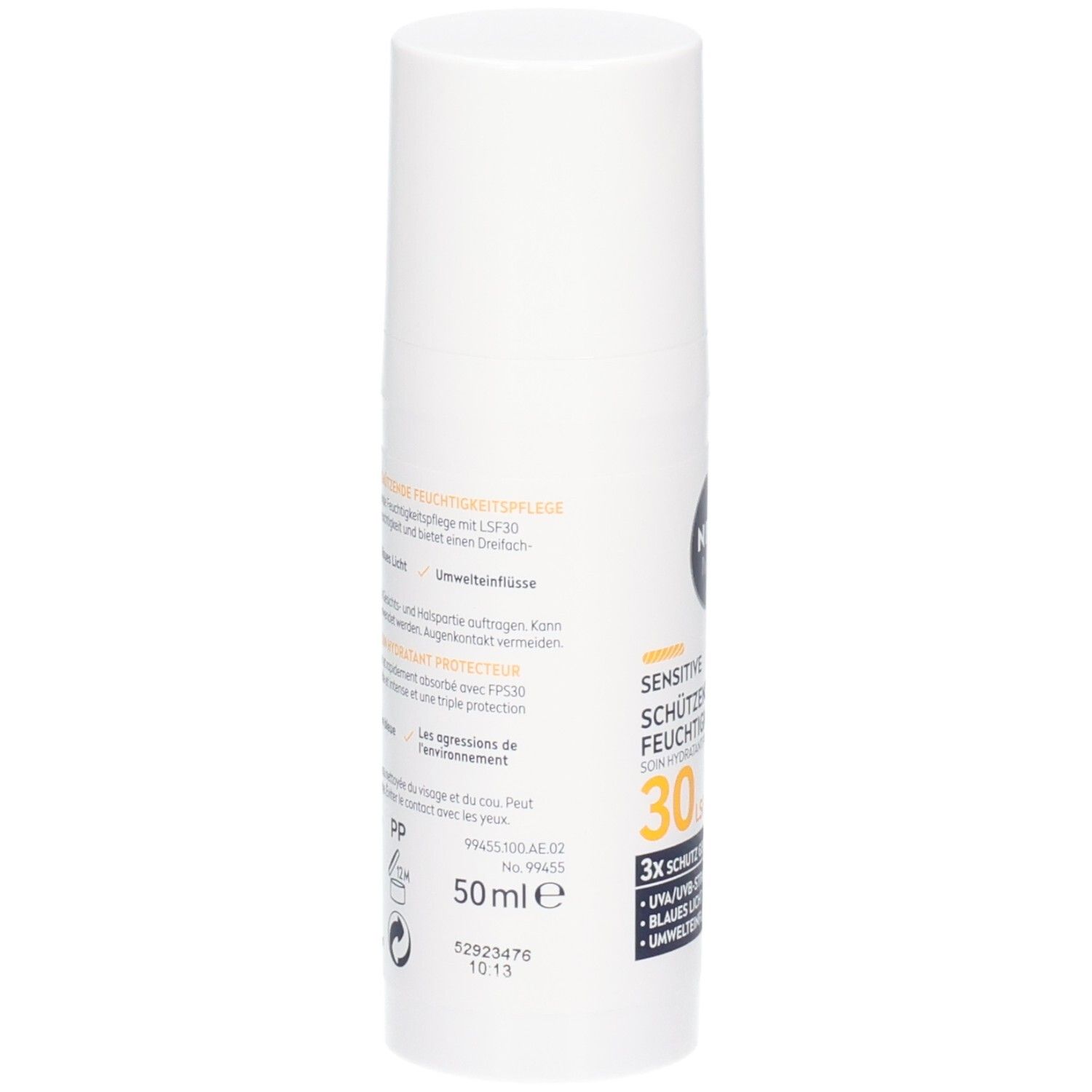 Rückseite der weißen Flasche NIVEA MEN Sensitive Feuchtigkeitspflege LSF30. Text in mehreren Sprachen.