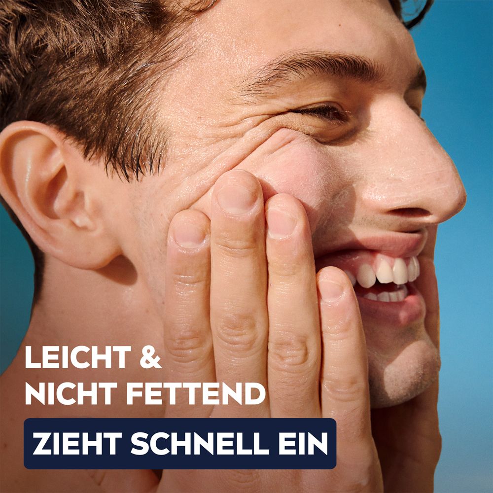 Nahaufnahme eines Mannes, der Nivea Men Sensitive Feuchtigkeits- und Schutzcreme LSF 30 aufträgt. Leicht & nicht fettend, zieht schnell ein.