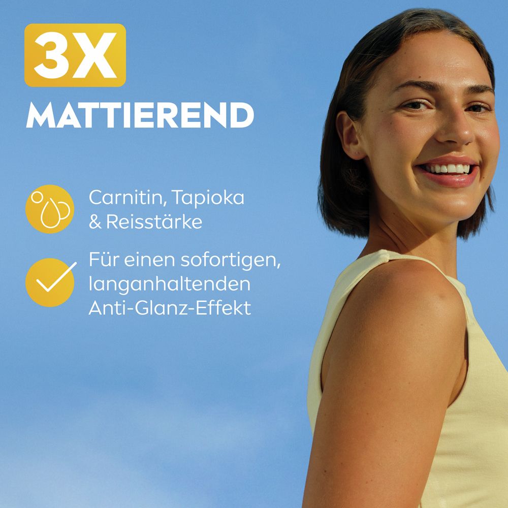 Junge Frau lächelt. Text: 3x mattierend, Carnitin, Tapioka & Reißstärke, Anti-Glanz-Effekt. Blauer Hintergrund.