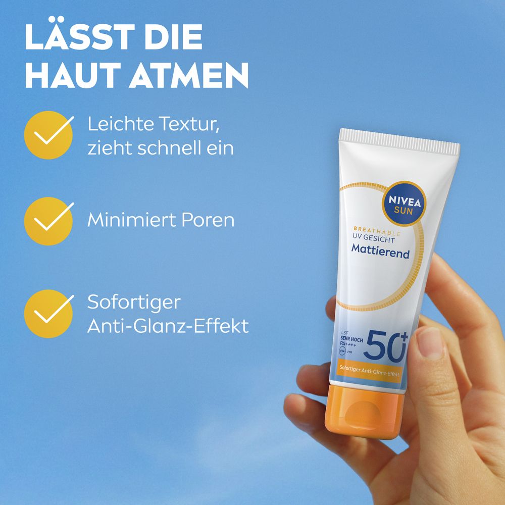 Hand hält Tube NIVEA SUN Breathable UV Gesicht mattierend. Text: Leichte Textur, minimiert Poren, Anti-Glanz-Effekt.