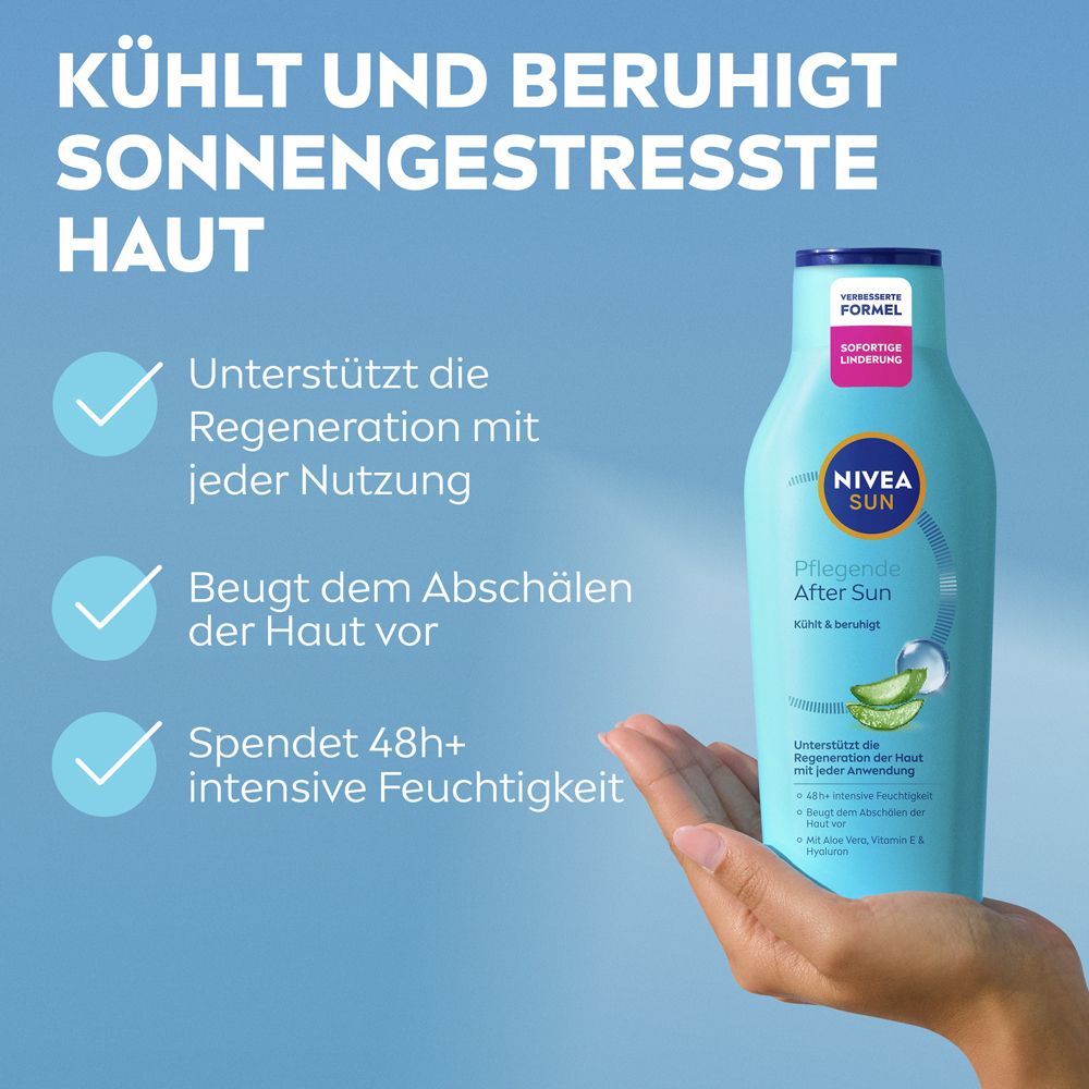 Hand hält hellblaue Flasche. Text: KÜHLT UND BERUHIGT SONNENGESTRESSTE HAUT. Unterstützt die Regeneration, beugt Abschälen vor, spendet Feuchtigkeit.