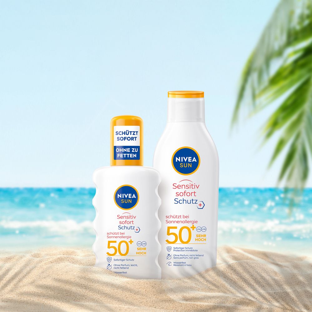 Zwei NIVEA SUN Sensitiv Sofort Schutz LSF 50 Flaschen am Strand. "Besonders geeignet für empfindliche Haut".