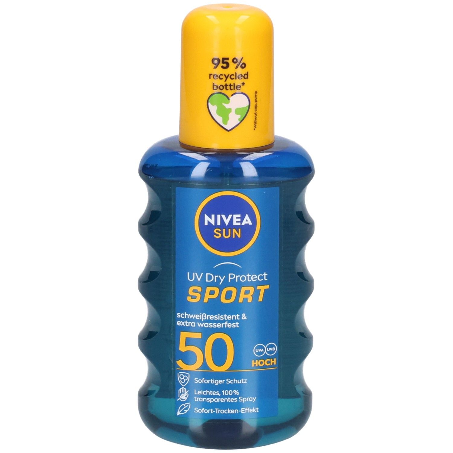 Blau-transparente Sprühflasche mit gelbem Deckel. Aufschrift: NIVEA SUN UV Dry Protect Sport 50. 95% recycelte Flasche.