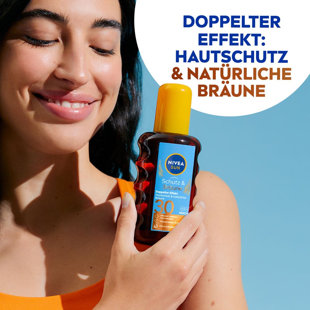 Frau hält NIVEA SUN Schutz & Bräune Öl-Spray LSF 30. Doppelte Wirkung: Hautschutz & natürliche Bräune.