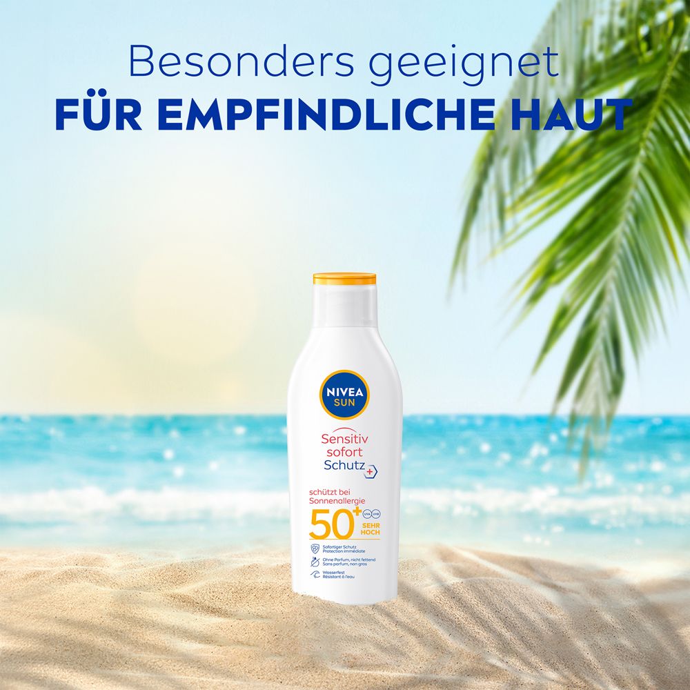 NIVEA SUN Flasche am Strand mit Palmenblatt und Meer im Hintergrund. LSF 50.