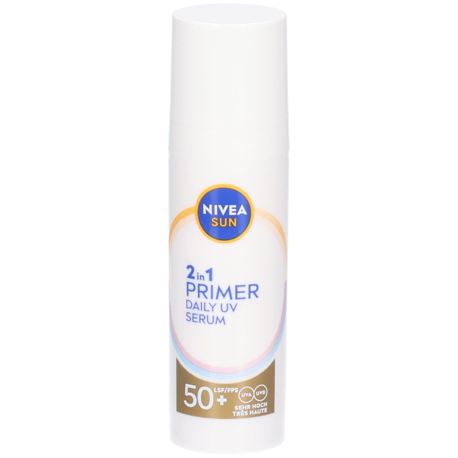 Weiße Flasche NIVEA SUN 2in1 Primer Daily UV Serum LSF 50. Blaue und gelbe Logos. Text: 2in1 Primer, Daily UV Serum, 50+.