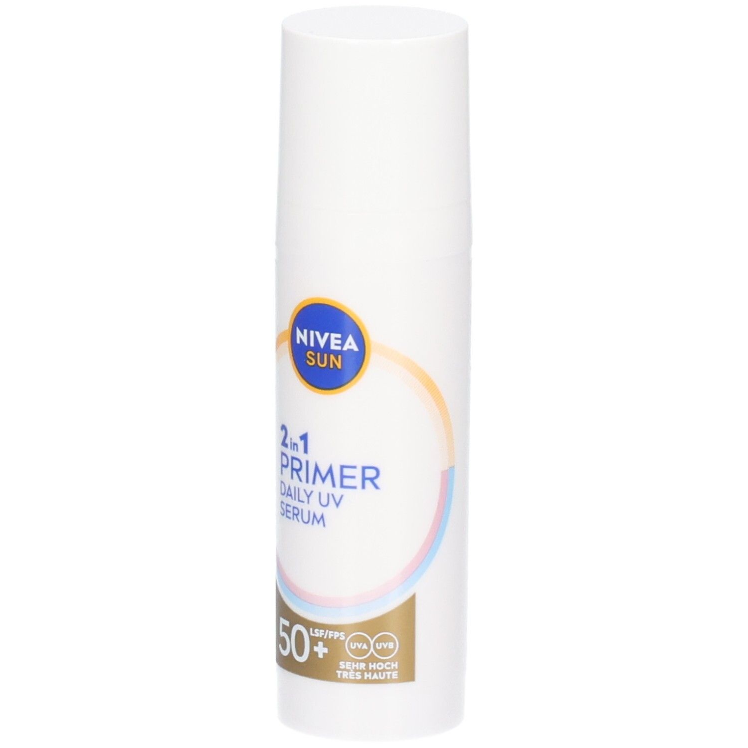 Weiße Flasche NIVEA SUN 2in1 Primer Daily UV Serum LSF 50. Blaue und gelbe Logos. Text: 2in1 Primer, Daily UV Serum, 50+.