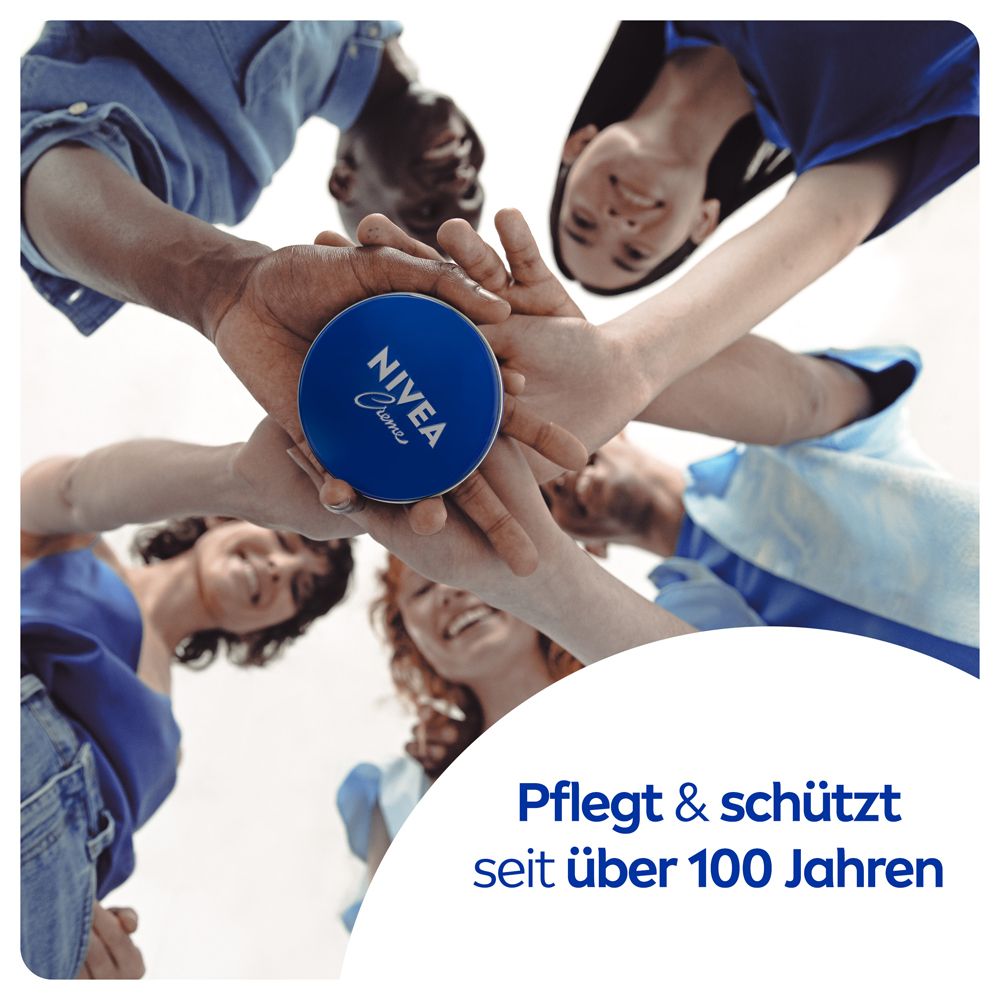 Hände halten eine NIVEA Creme Dose, umgeben von lächelnden Gesichtern.