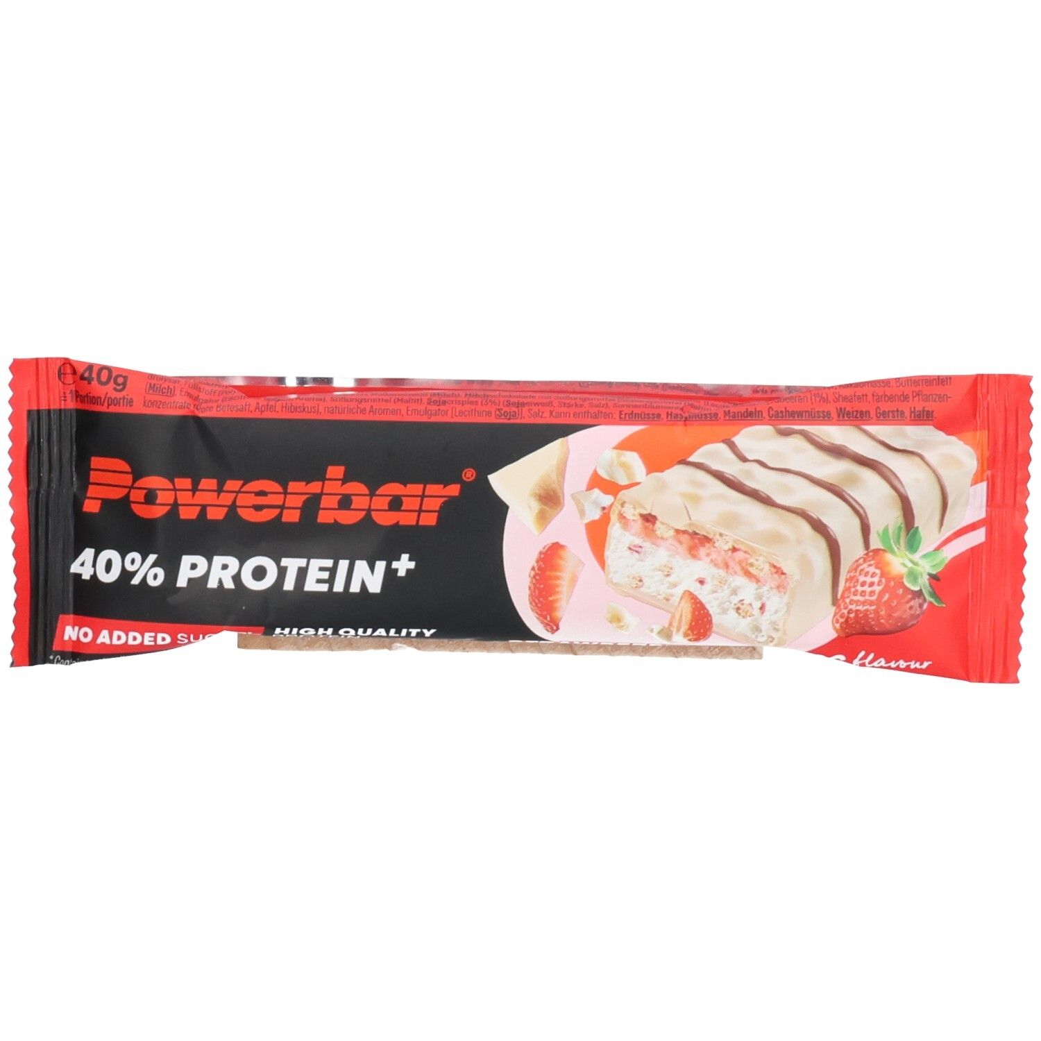 Riegelverpackung mit Produktabbildung. Aufschrift Powerbar, 40% Protein+, Erdbeer-Geschmack. Roter Hintergrund.